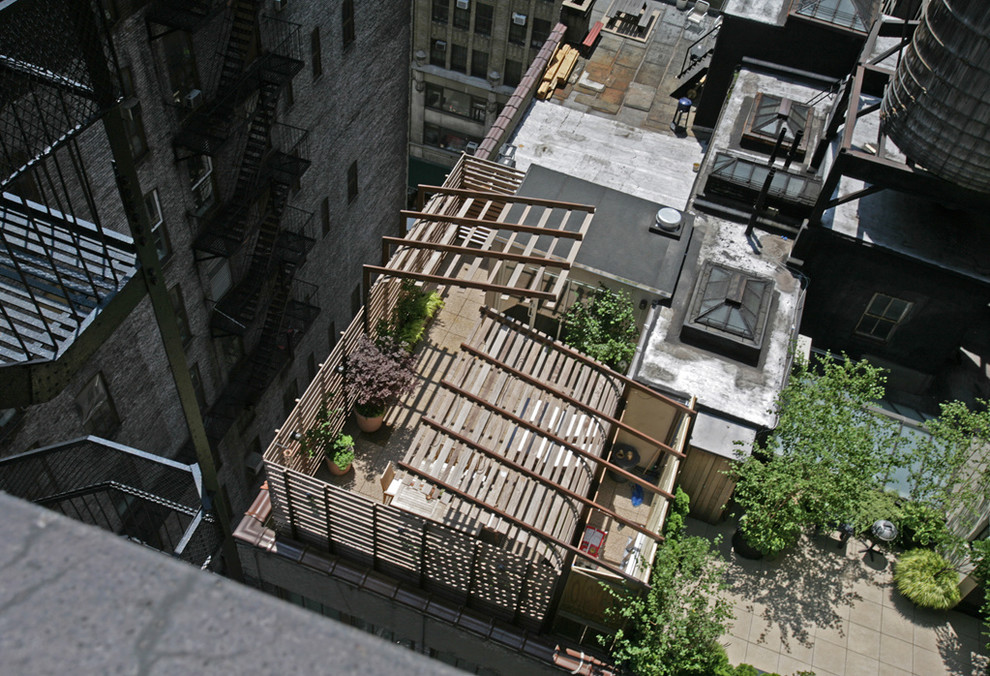 ニューヨークにある高級な広いモダンスタイルのおしゃれな屋上のデッキ (壁面緑化) の写真