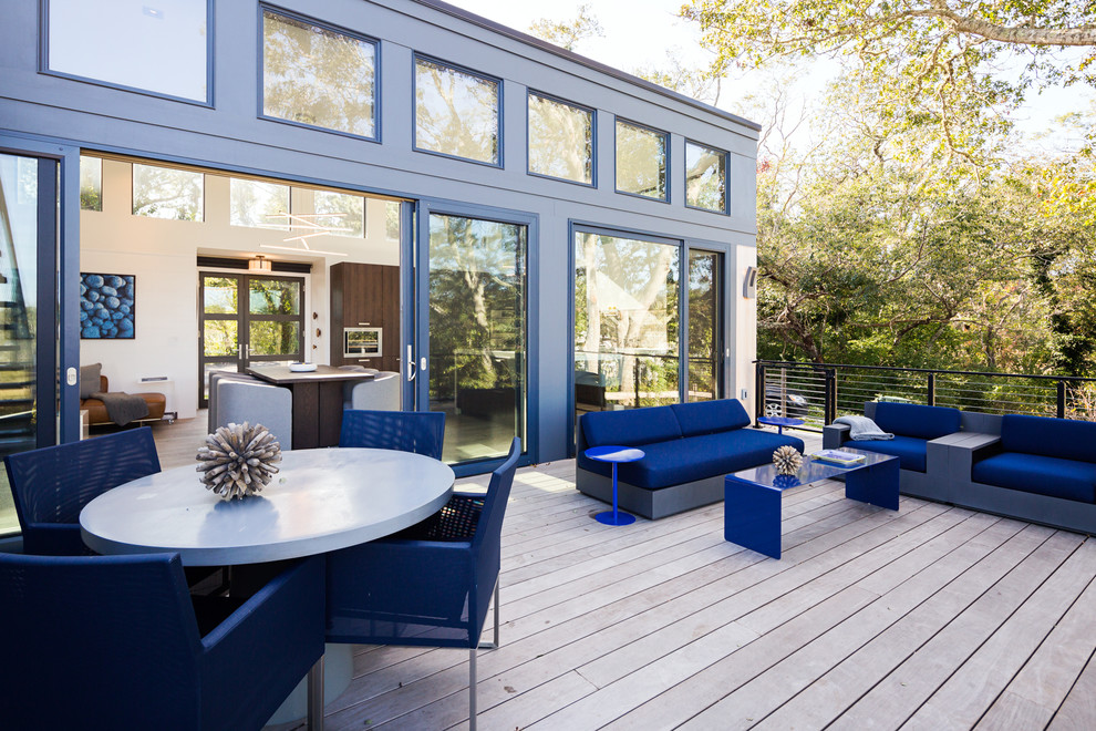 Идея дизайна: маленькая терраса на заднем дворе в стиле модернизм для на участке и в саду