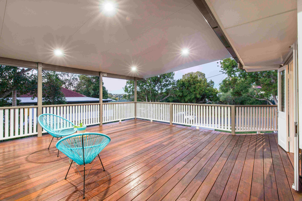 This is an example of a modern side terrace in Brisbane with a roof extension.