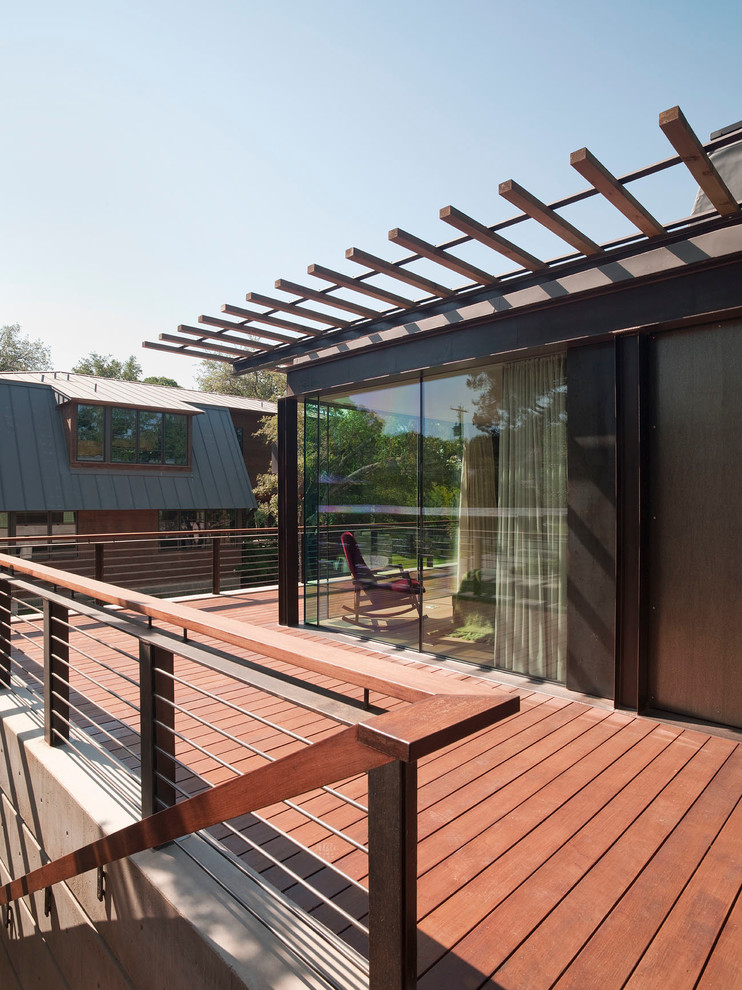 Свежая идея для дизайна: терраса среднего размера на заднем дворе в современном стиле без защиты от солнца - отличное фото интерьера