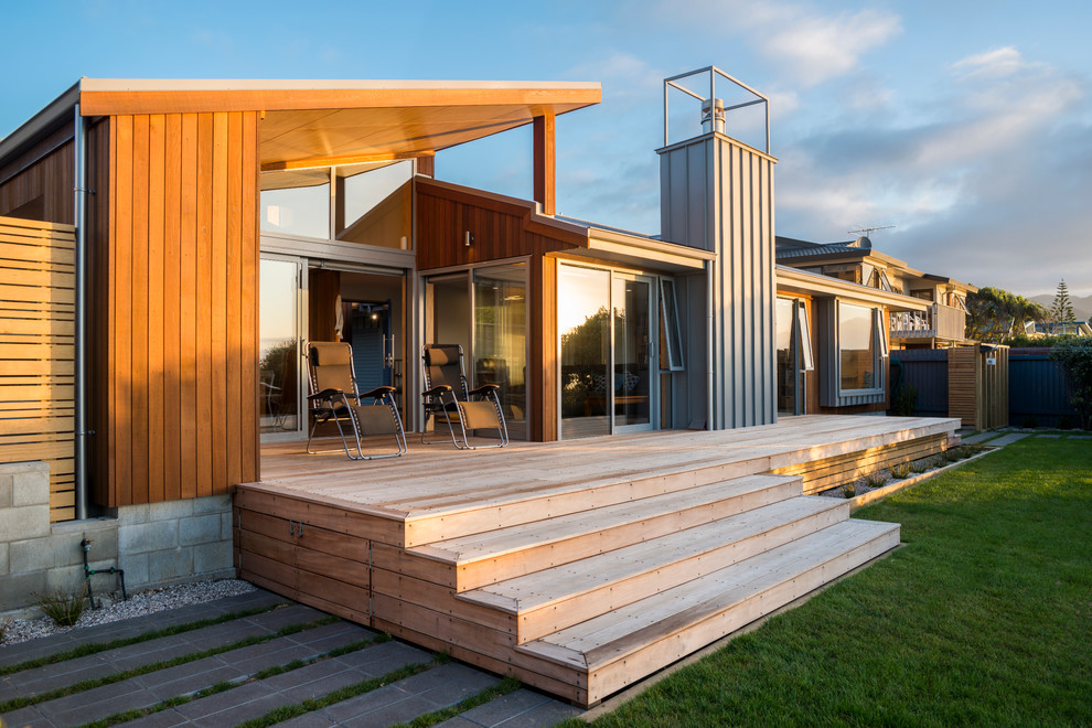 Idee per una terrazza design dietro casa con un tetto a sbalzo