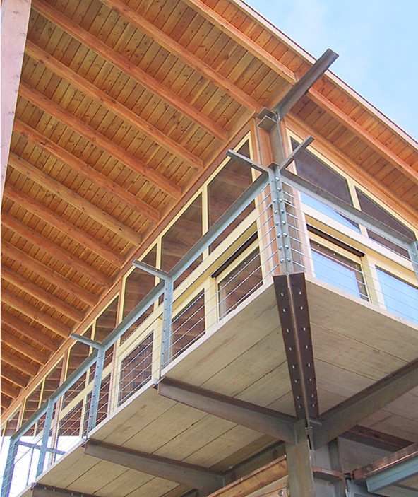 Exempel på en modern terrass, med takförlängning
