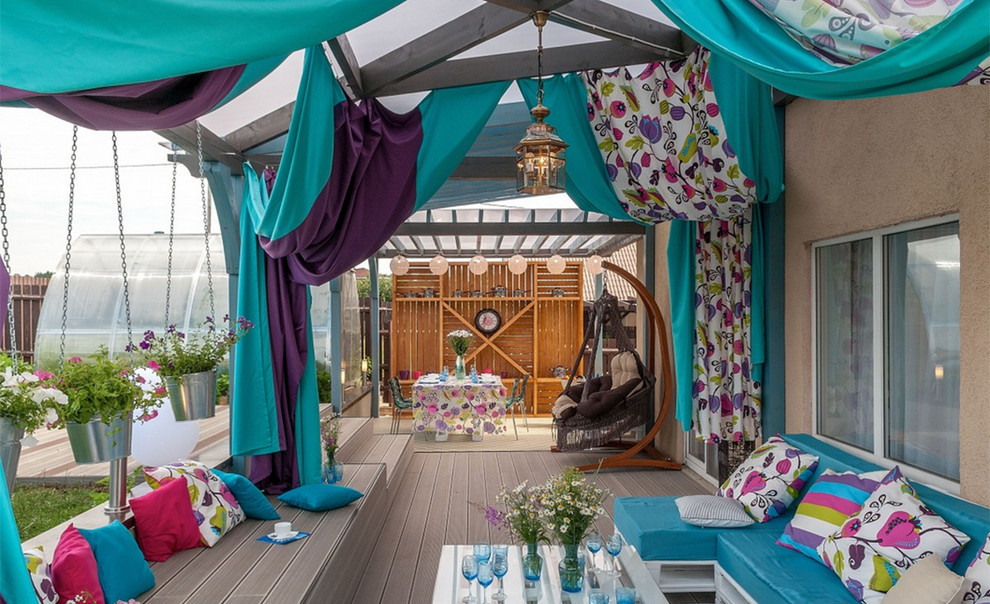 Foto di una terrazza boho chic dietro casa con una pergola