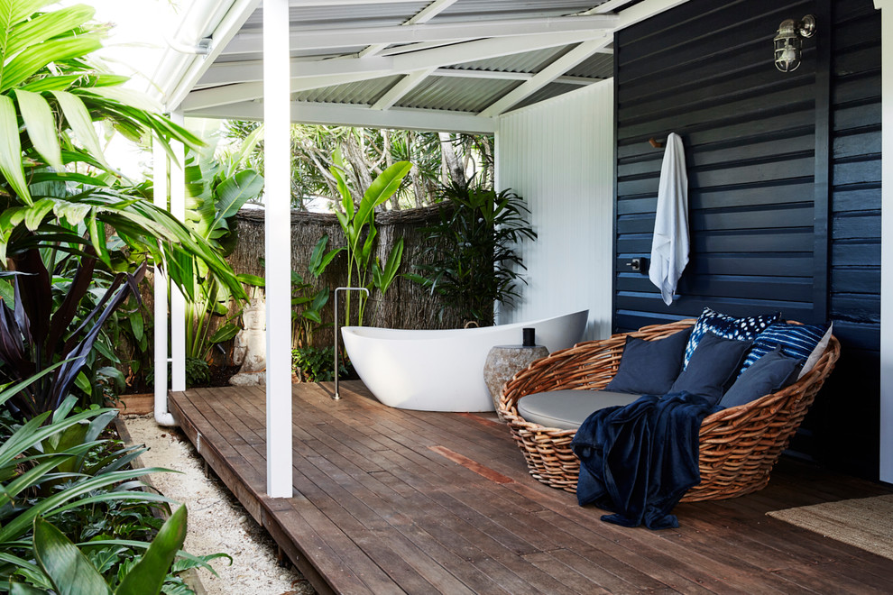 На фото: душ на террасе среднего размера на заднем дворе в морском стиле с навесом с
