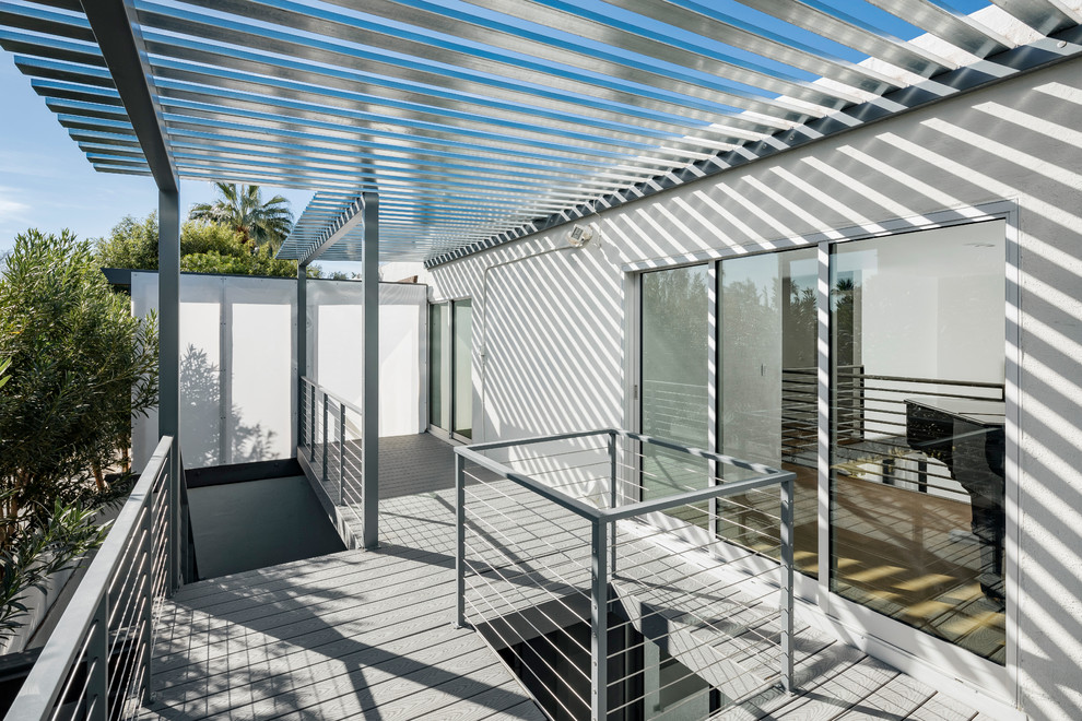 Ispirazione per una terrazza moderna di medie dimensioni e dietro casa con un parasole