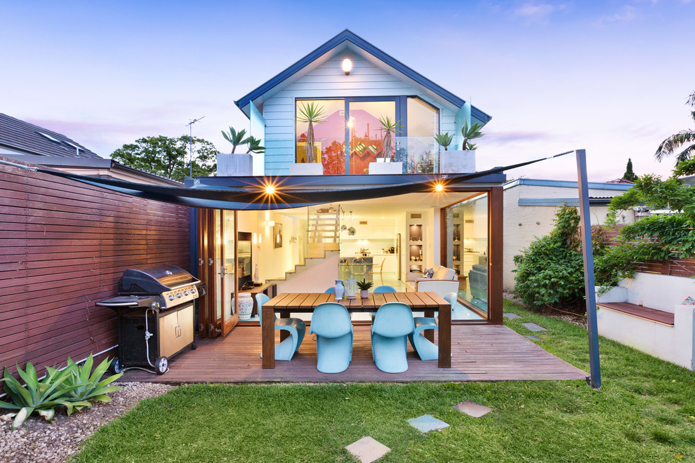 Moderne Terrasse hinter dem Haus mit Markisen und Grillplatz in Sydney
