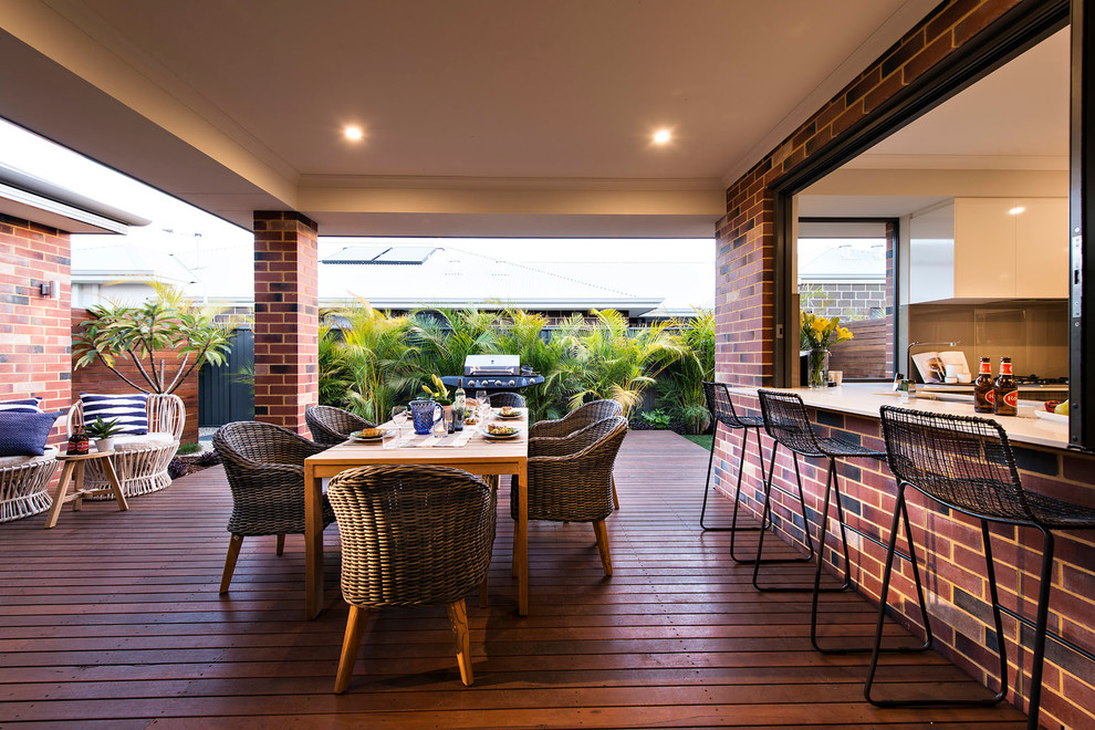 Стильный дизайн: терраса на заднем дворе в современном стиле с летней кухней и навесом - последний тренд