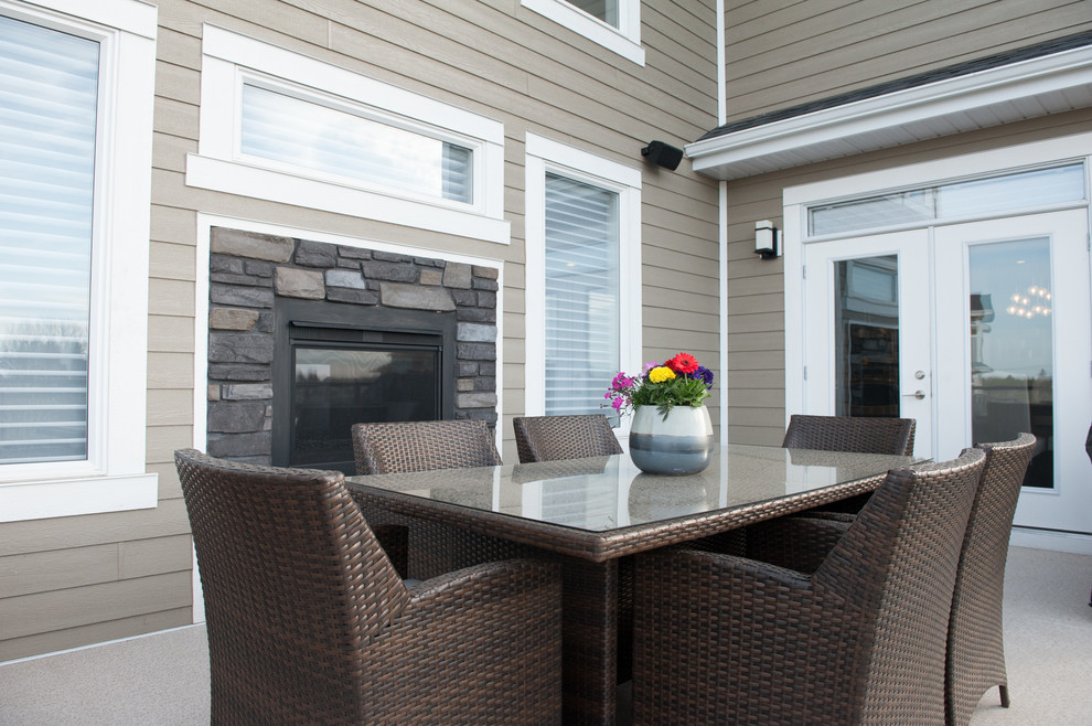 Inspiration for a transitional deck remodel in Edmonton
