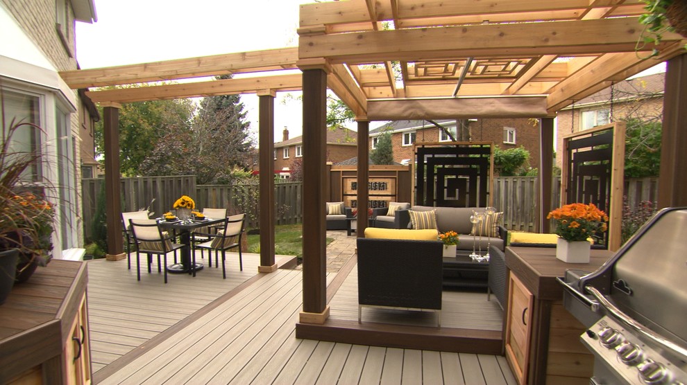 Modelo de terraza contemporánea de tamaño medio en patio trasero con cocina exterior y pérgola