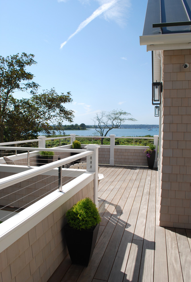 Пример оригинального дизайна: большая терраса на боковом дворе в морском стиле с перегородкой для приватности без защиты от солнца