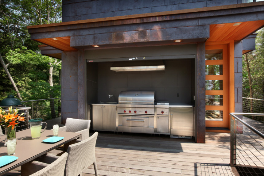 Exemple d'une grande terrasse tendance avec une cuisine d'été et un auvent.