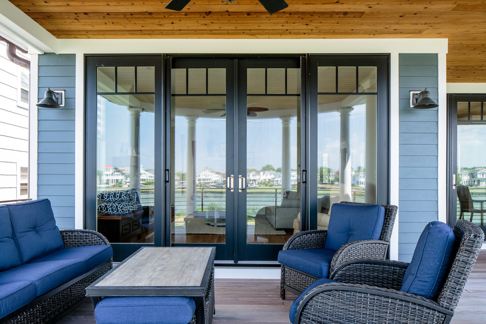 Immagine di una terrazza costiera dietro casa con un tetto a sbalzo