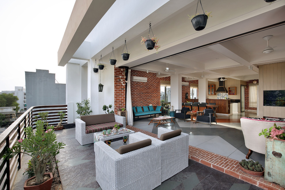 Foto de terraza contemporánea en patio trasero con pérgola