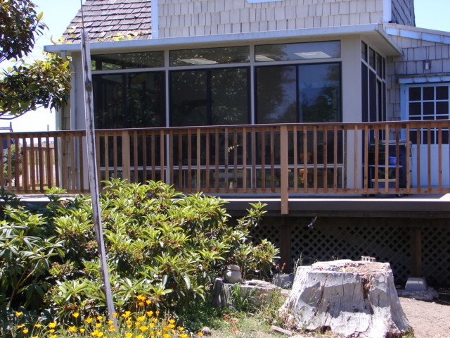Foto på en mellanstor amerikansk terrass längs med huset, med en vertikal trädgård och takförlängning