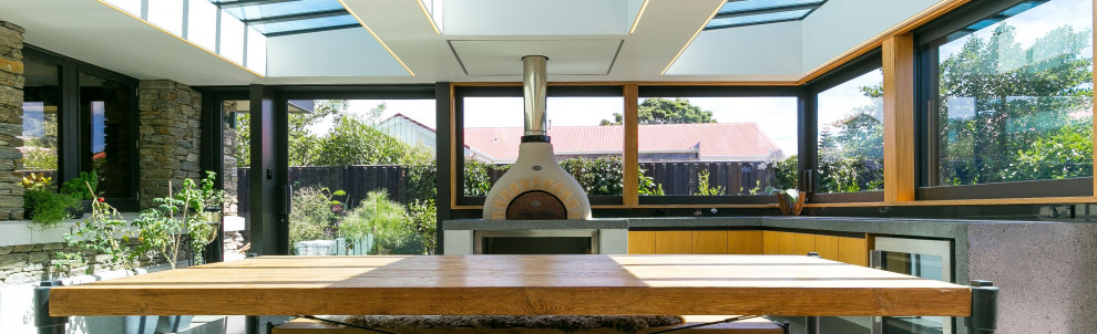 Überdachte Moderne Terrasse im Innenhof mit Outdoor-Küche in Wellington