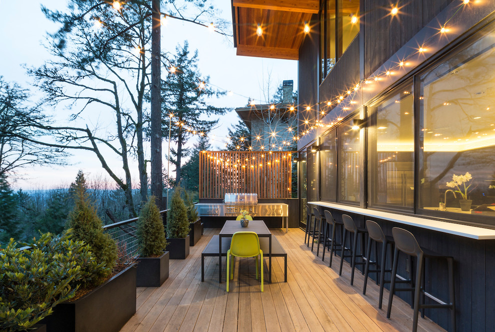 Große, Überdachte Retro Terrasse hinter dem Haus mit Outdoor-Küche in Portland