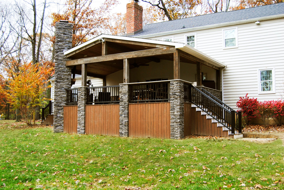 Imagen de terraza rústica grande en patio trasero y anexo de casas con cocina exterior