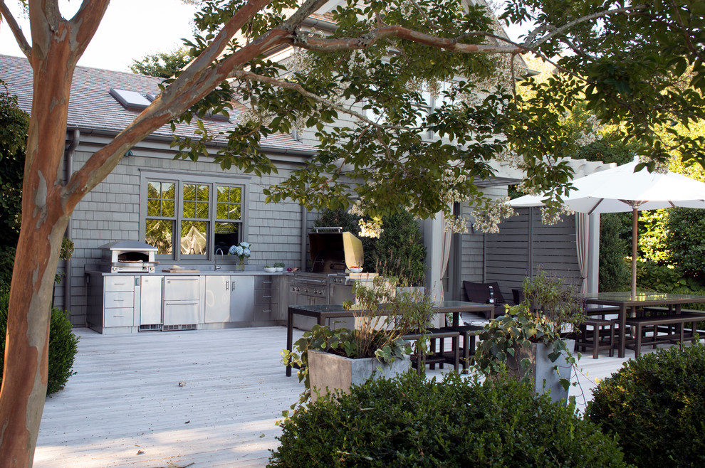 Свежая идея для дизайна: большая терраса на заднем дворе в морском стиле с летней кухней - отличное фото интерьера