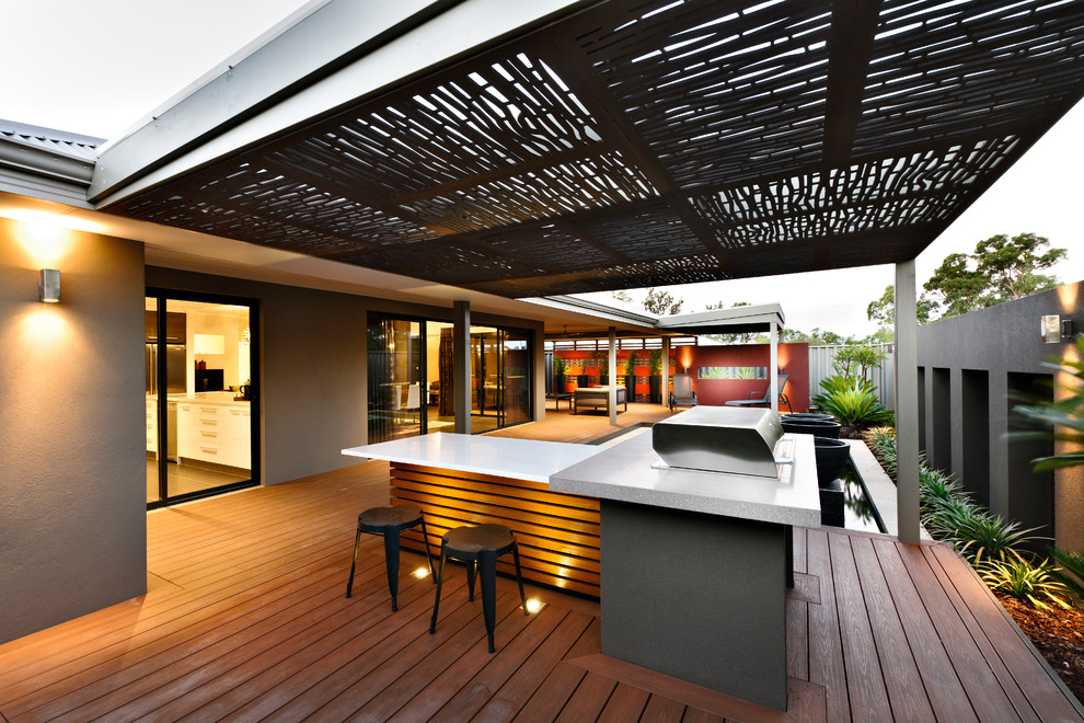Foto di una grande terrazza moderna dietro casa con un tetto a sbalzo