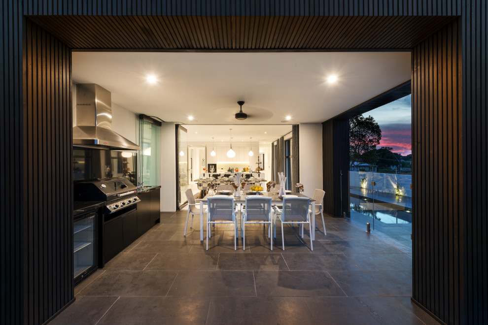 Große Moderne Pergola Terrasse hinter dem Haus mit Grillplatz in Melbourne