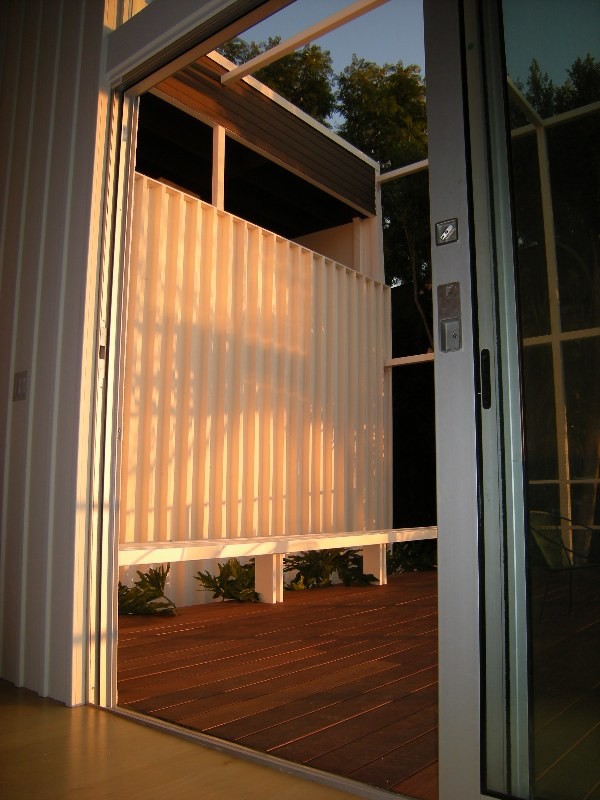 Ispirazione per una terrazza minimalista di medie dimensioni e nel cortile laterale con una pergola