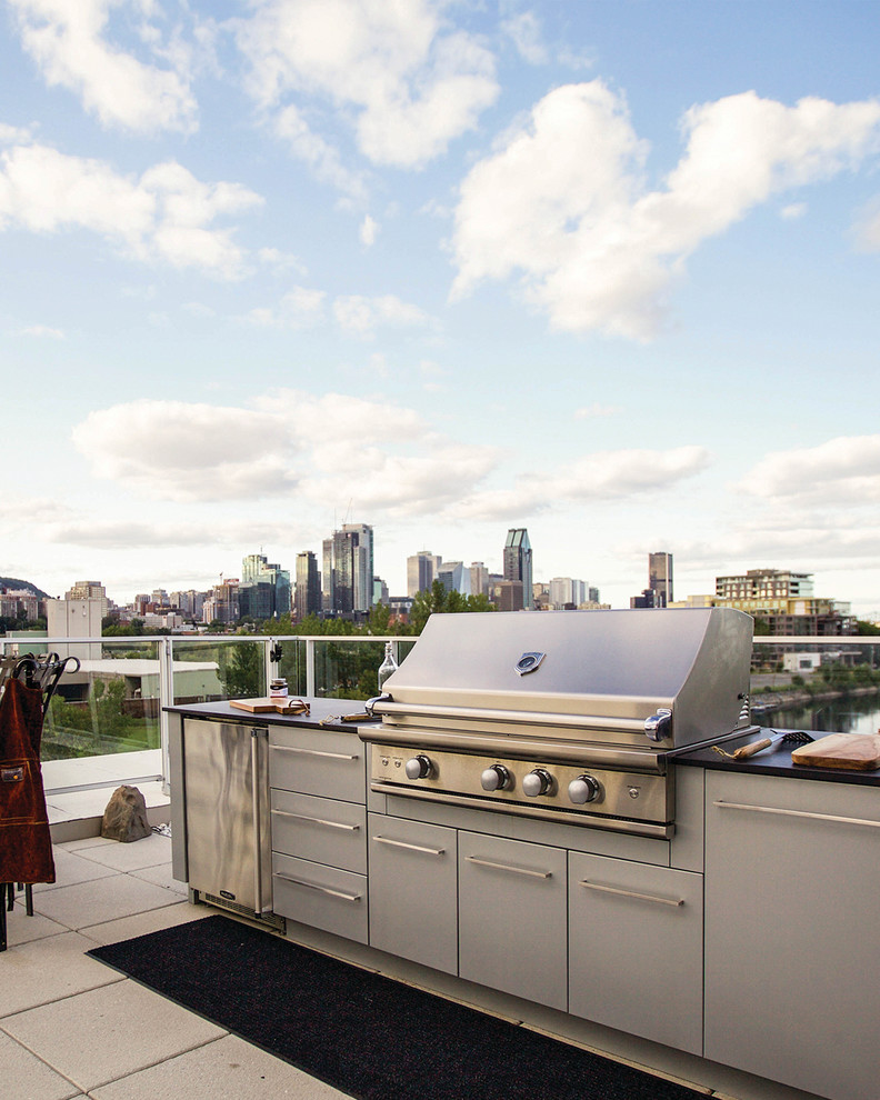 Источник вдохновения для домашнего уюта: терраса среднего размера на крыше в современном стиле с летней кухней без защиты от солнца