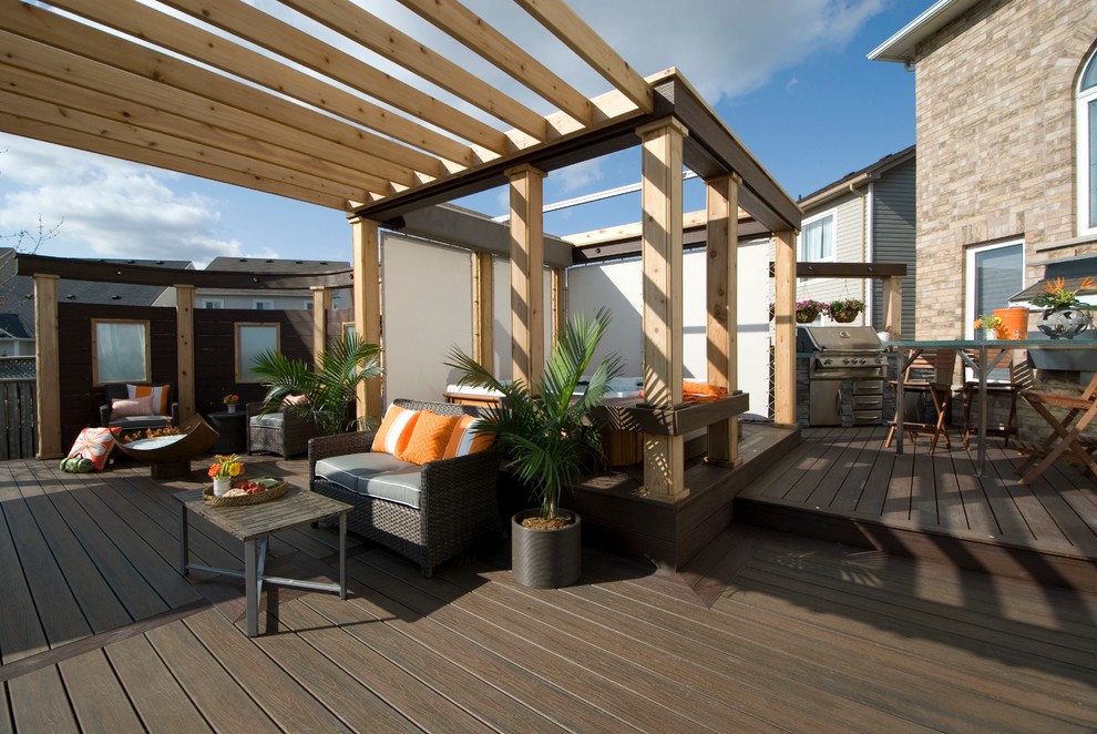 Inspiration for a transitional deck remodel in Toronto