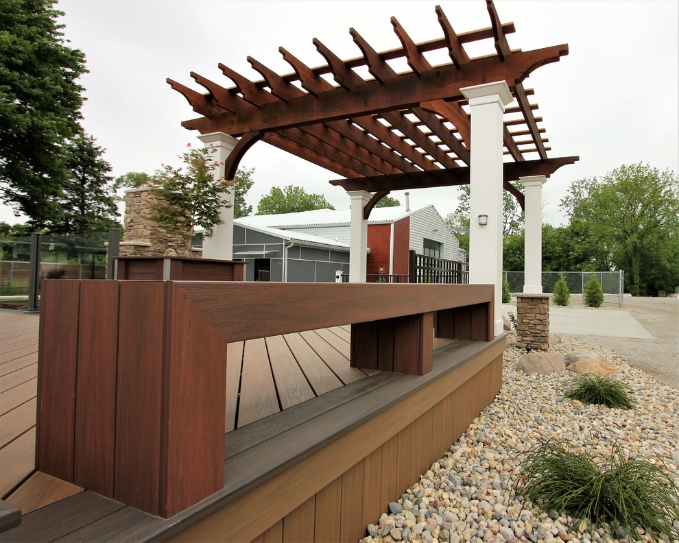 Esempio di una terrazza minimalista di medie dimensioni e nel cortile laterale con un focolare e una pergola