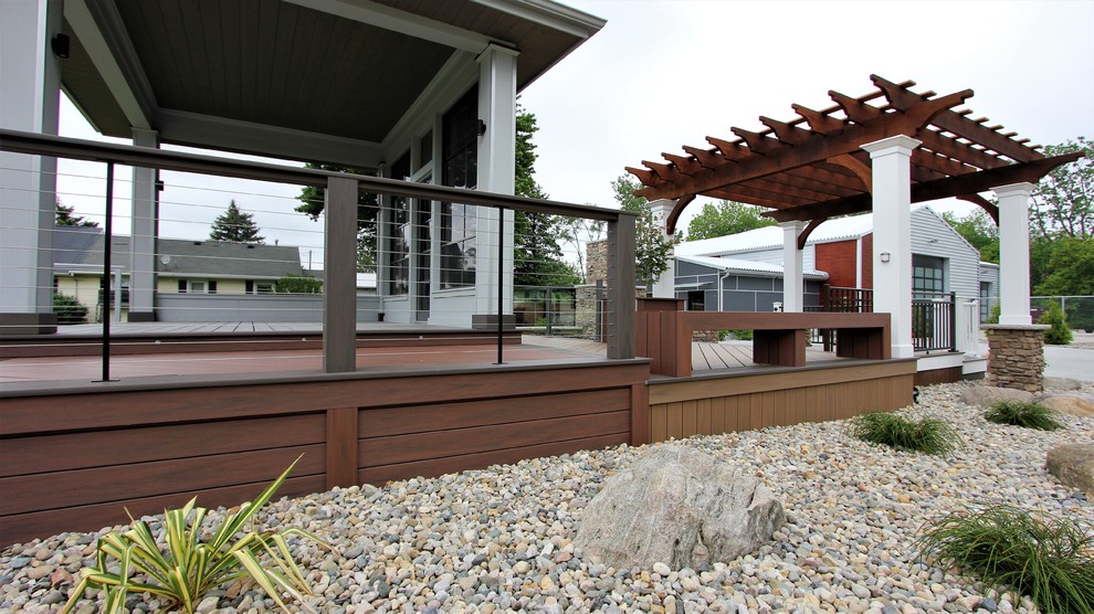 Cette photo montre une terrasse latérale moderne de taille moyenne avec une extension de toiture et jupe de finition.