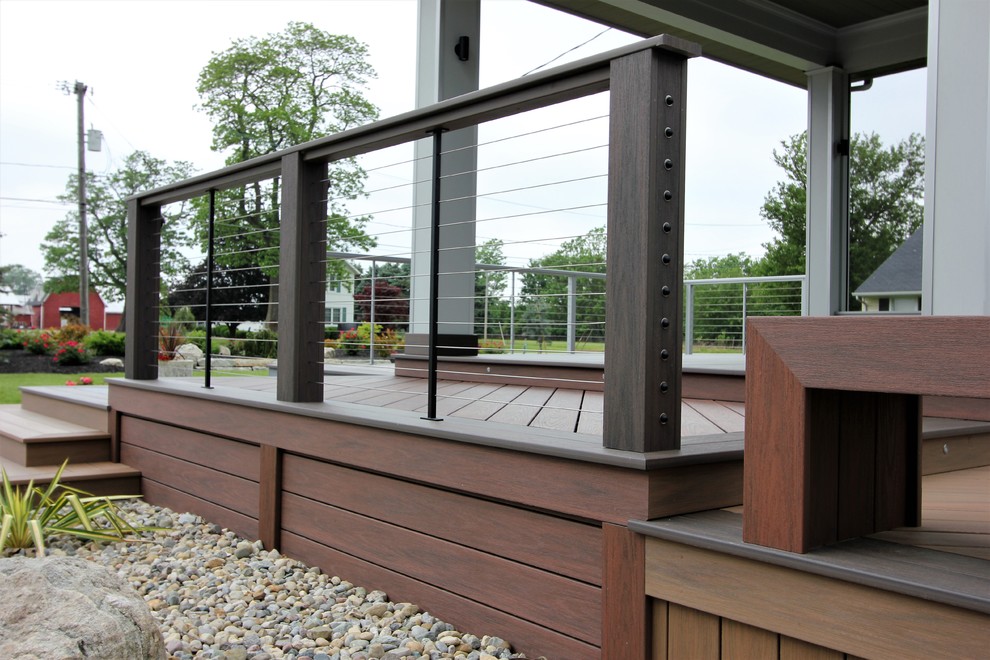 Modelo de terraza minimalista de tamaño medio en patio trasero y anexo de casas con brasero