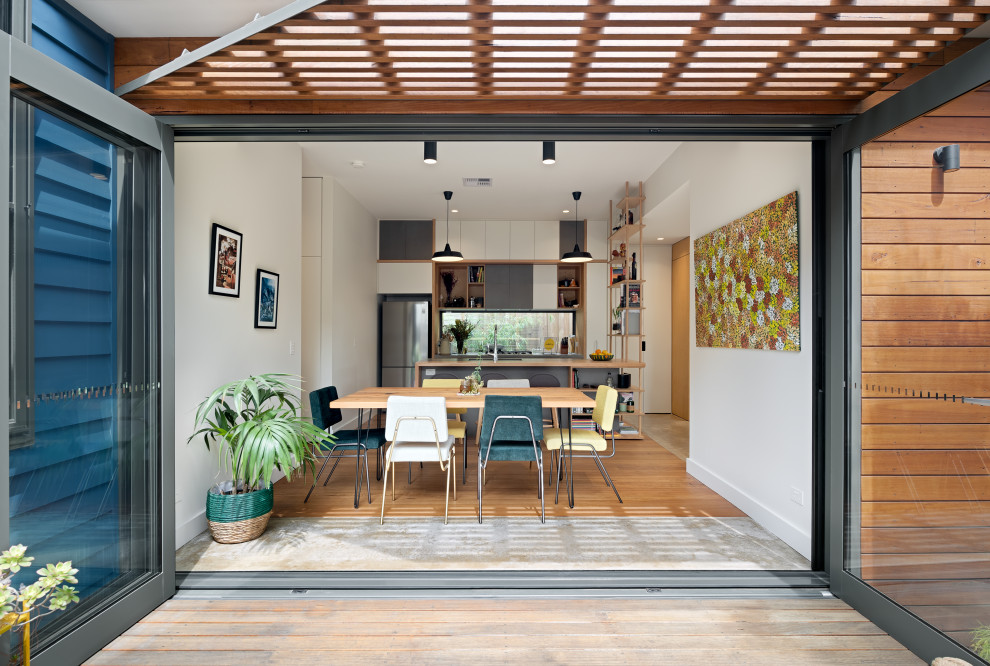 Kleine Moderne Terrasse hinter dem Haus mit Markisen in Melbourne