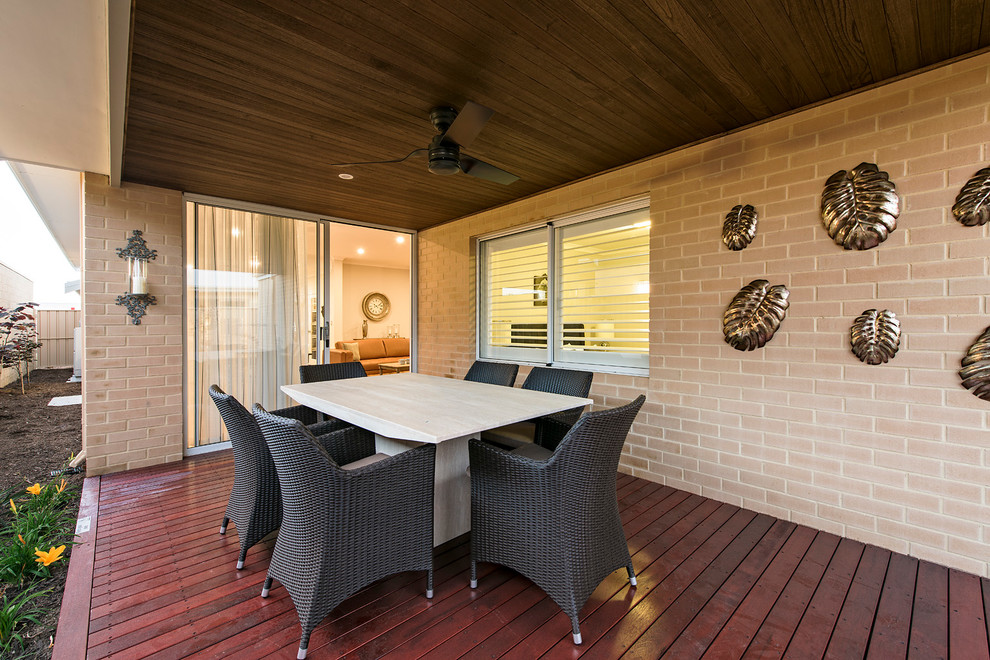 Kleine, Überdachte Moderne Terrasse hinter dem Haus in Perth