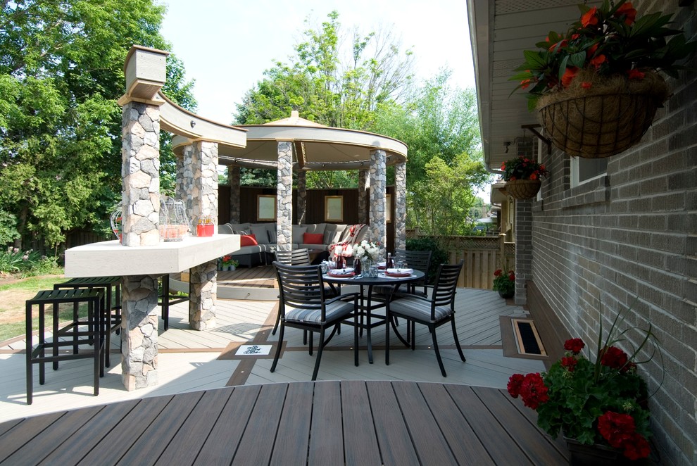 Modelo de terraza actual de tamaño medio en patio trasero con cocina exterior