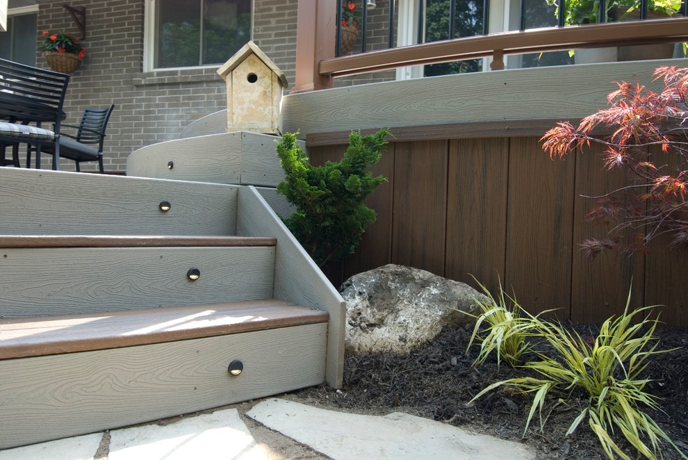 Exemple d'une terrasse arrière tendance de taille moyenne.