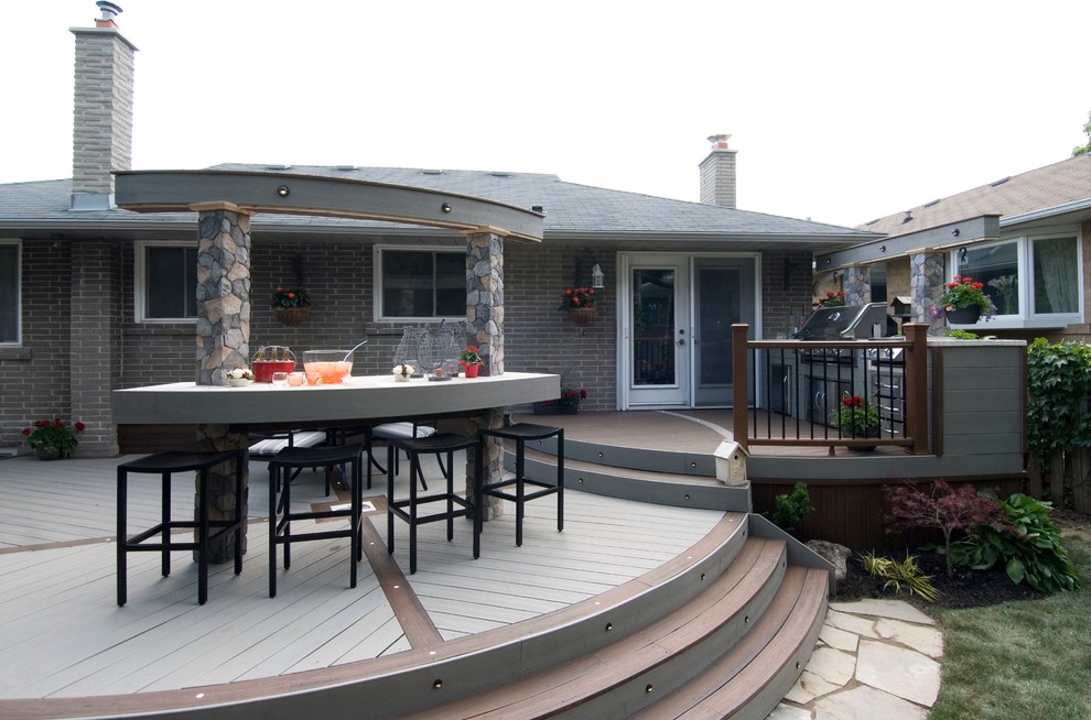 На фото: терраса среднего размера на заднем дворе в современном стиле с летней кухней без защиты от солнца с