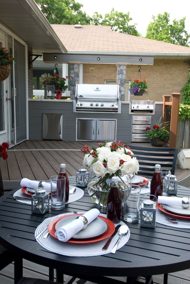 Ejemplo de terraza contemporánea de tamaño medio sin cubierta en patio trasero con cocina exterior