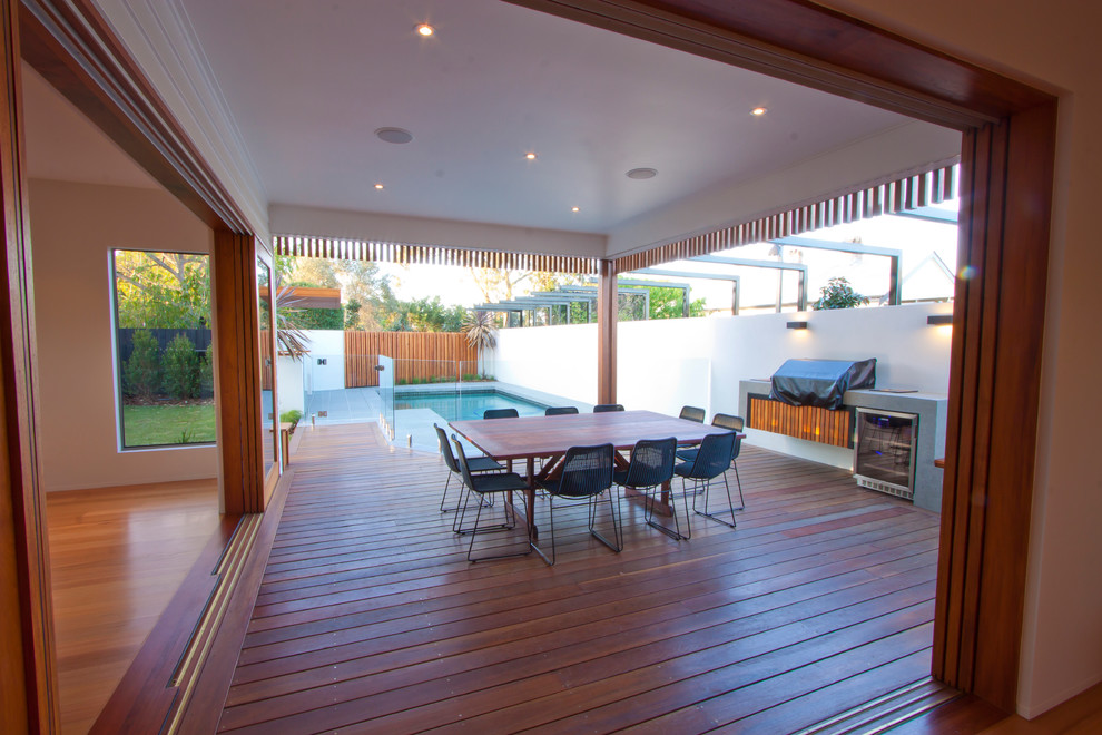 Foto de terraza minimalista de tamaño medio en patio trasero y anexo de casas