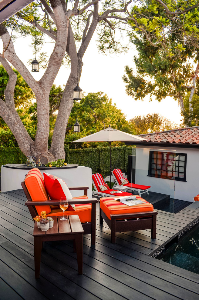 ロサンゼルスにあるラグジュアリーな広い地中海スタイルのおしゃれな裏庭のデッキ (日よけなし) の写真