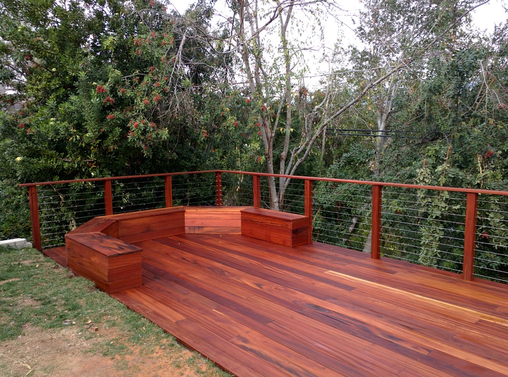 Ejemplo de terraza rústica de tamaño medio sin cubierta en patio trasero