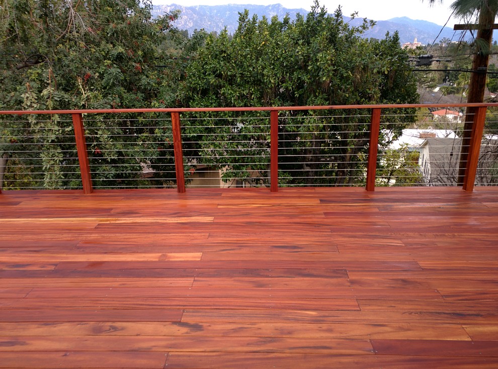 Example of a mid-sized mountain style backyard deck design in Los Angeles with no cover