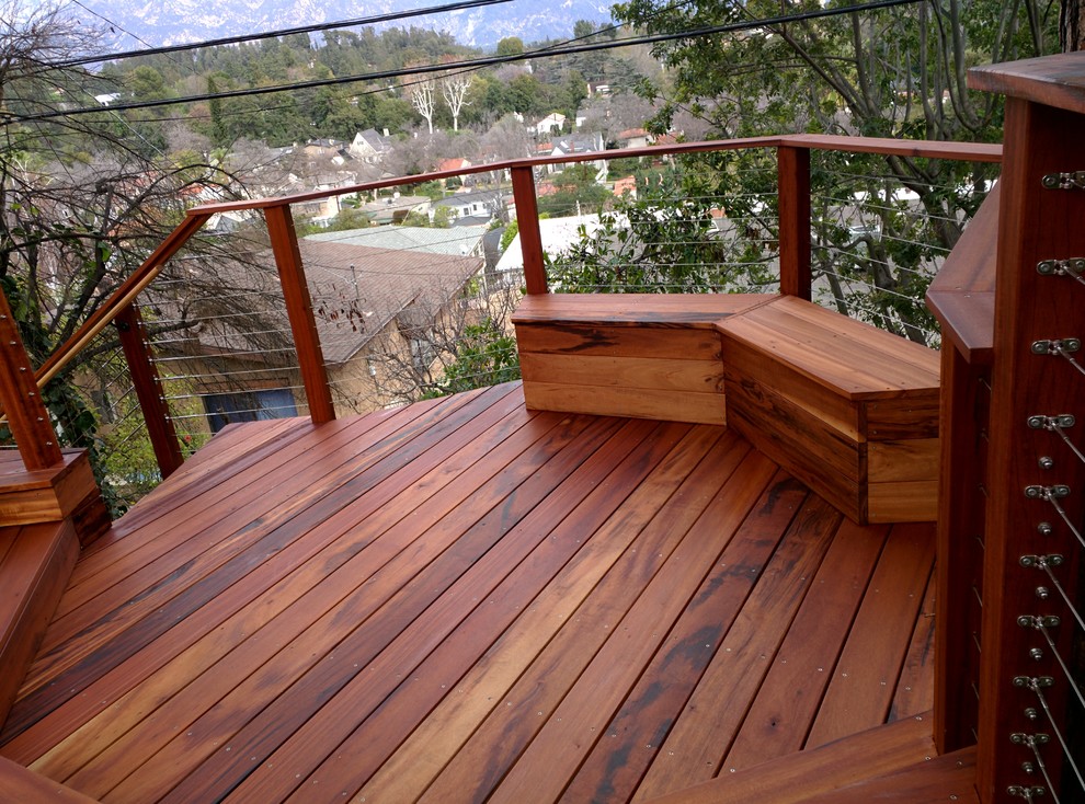 Modelo de terraza rústica de tamaño medio sin cubierta en patio trasero