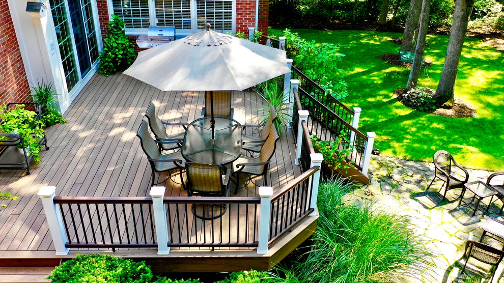 Modelo de terraza clásica de tamaño medio sin cubierta en patio trasero