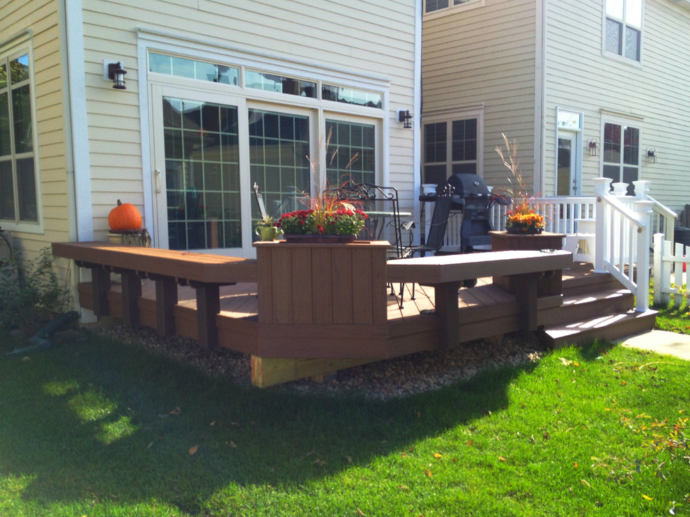 Deck container garden - mid-sized traditional backyard deck container garden idea in Chicago with no cover