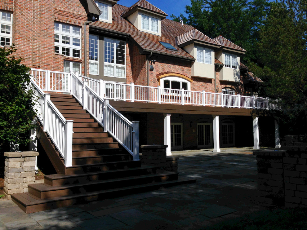 Пример оригинального дизайна: большая терраса на заднем дворе в классическом стиле без защиты от солнца