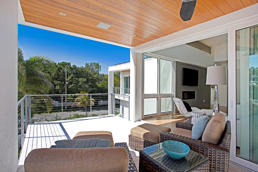 Источник вдохновения для домашнего уюта: терраса среднего размера на боковом дворе в стиле модернизм с навесом