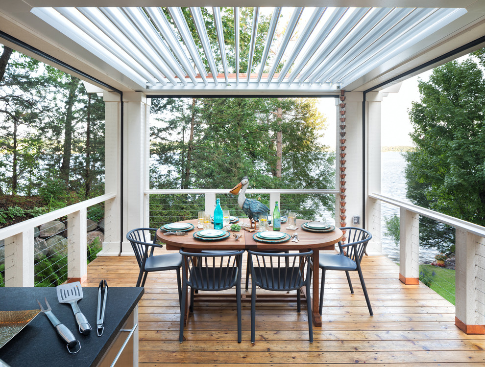 Diseño de terraza marinera grande en patio trasero con cocina exterior y pérgola