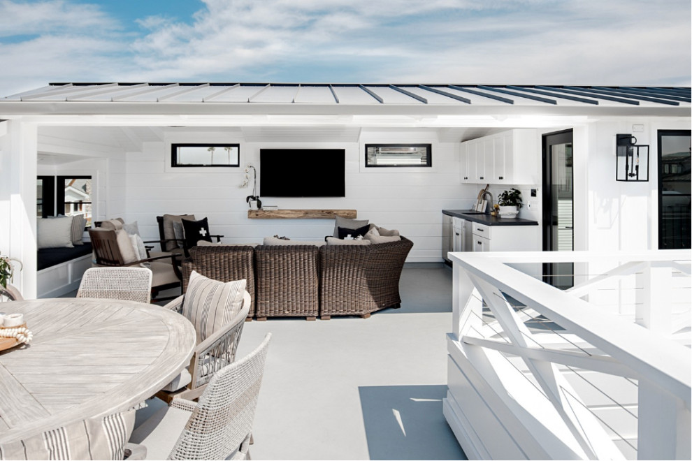 Пример оригинального дизайна: большая терраса на крыше в морском стиле с летней кухней и навесом