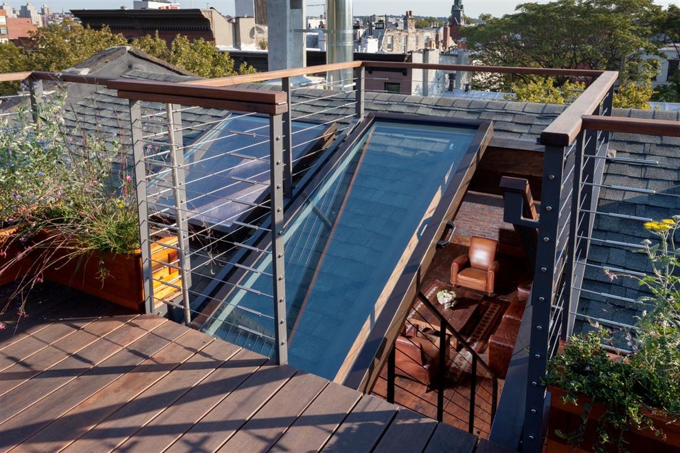 Свежая идея для дизайна: терраса среднего размера на крыше с растениями в контейнерах без защиты от солнца - отличное фото интерьера