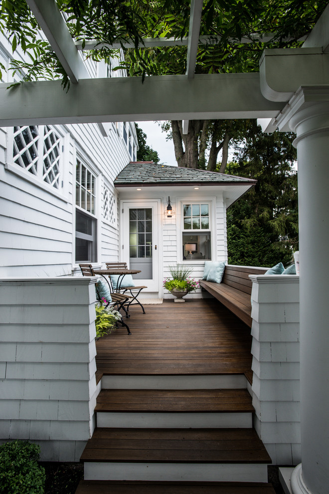 Свежая идея для дизайна: маленькая терраса на боковом дворе в классическом стиле для на участке и в саду - отличное фото интерьера