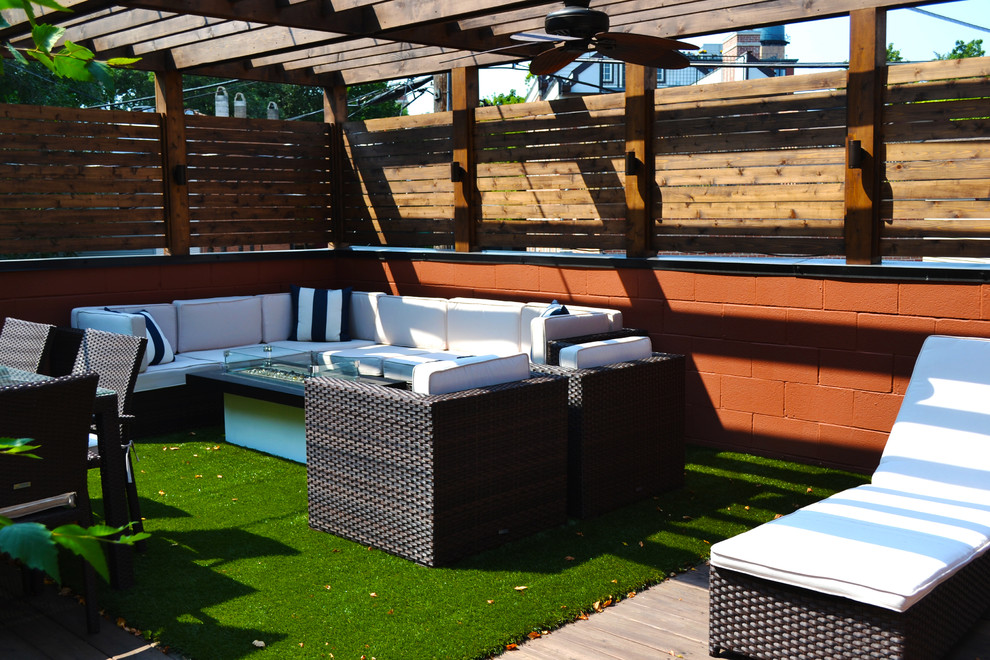 Diseño de terraza clásica renovada de tamaño medio en azotea con brasero y pérgola